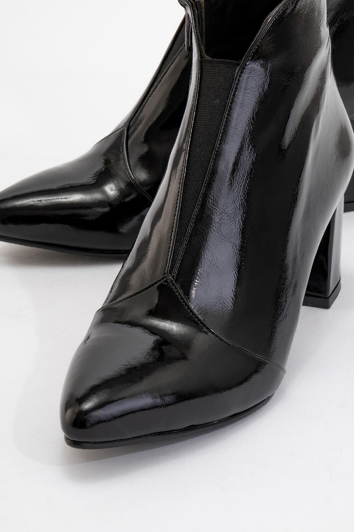 Finda Black Patent Leather Block‑Heel Boot – detail view showing leather, black, Vowalisse