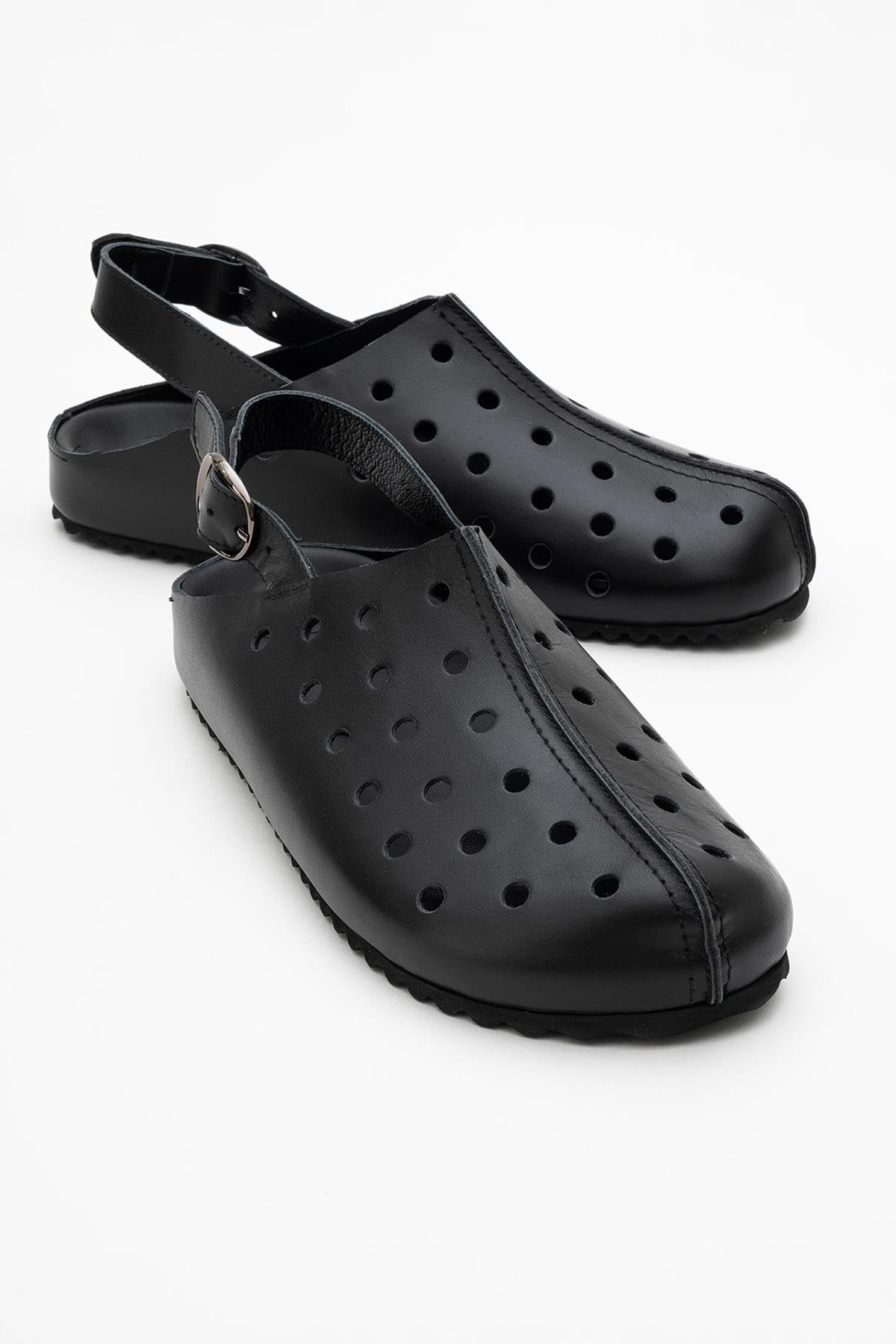 Justa - Black Leather Clogs – front three-quarter view showing leather, black, Vowalisse