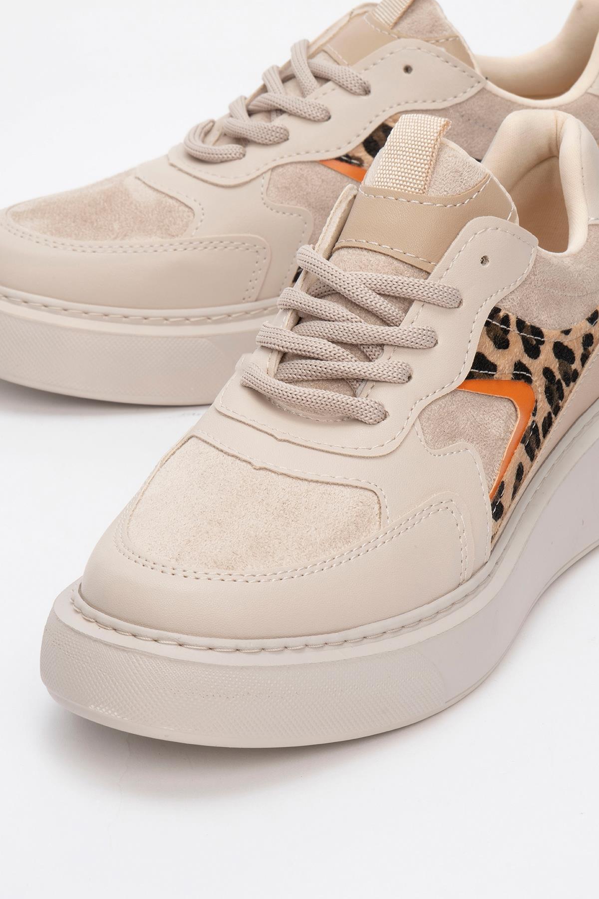 Ida - Beige Sneakers – detail view showing leather, Vowalisse