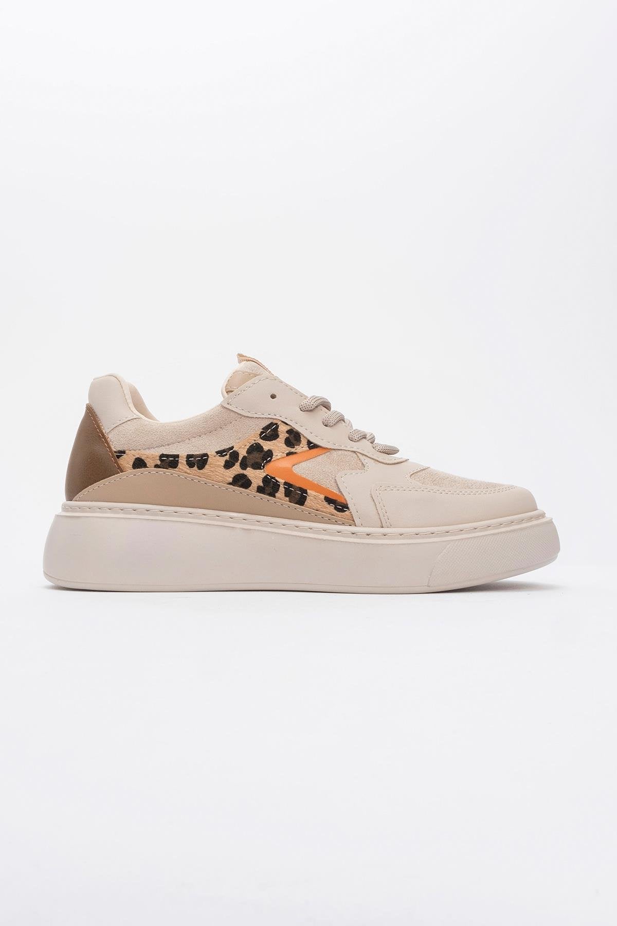 Ida - Beige Sneakers – heel view showing leather, Vowalisse