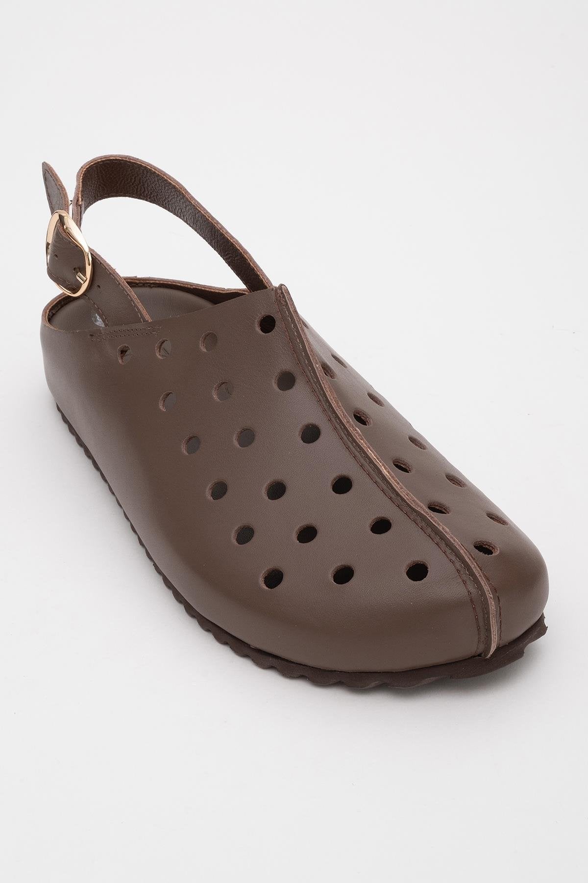 Justa - Brown Leather Clogs – detail view showing leather, Vowalisse