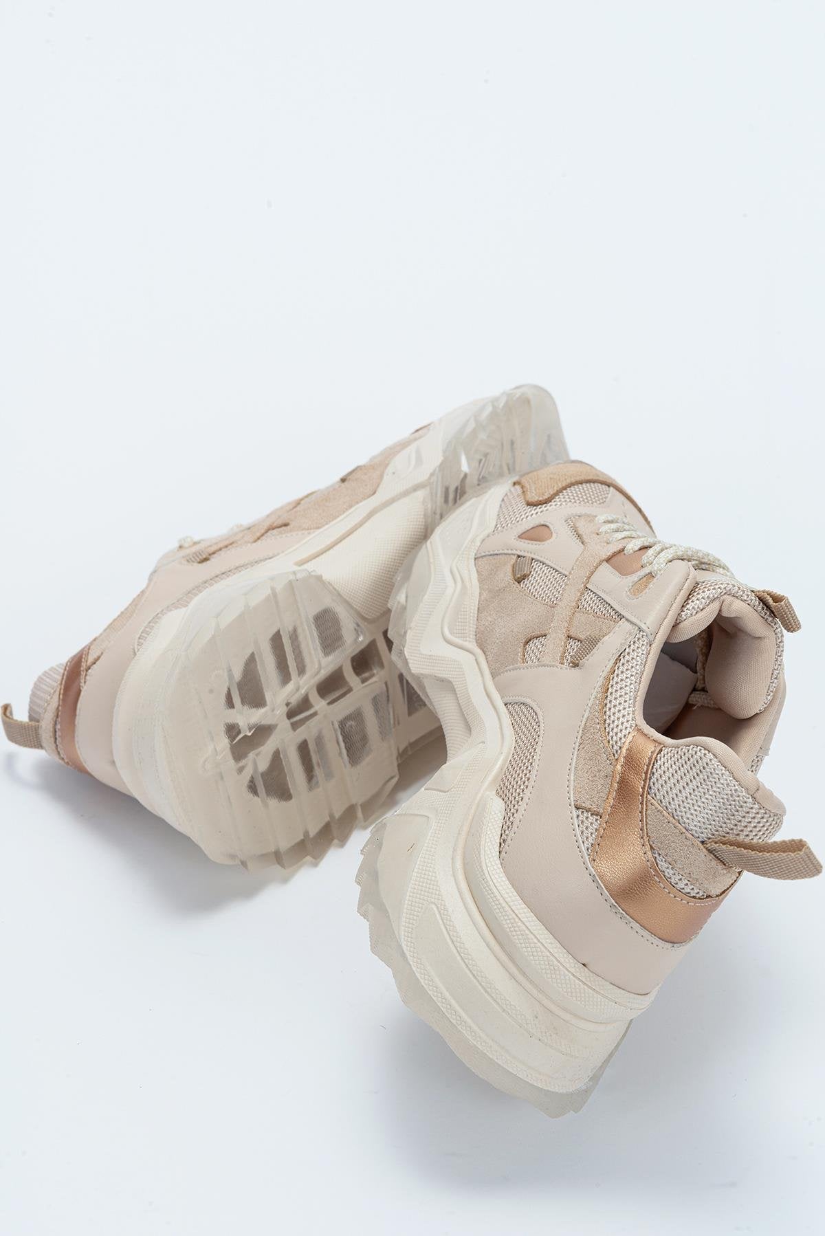 Loretta - Beige Platform Sneakers – detail view showing red, Vowalisse