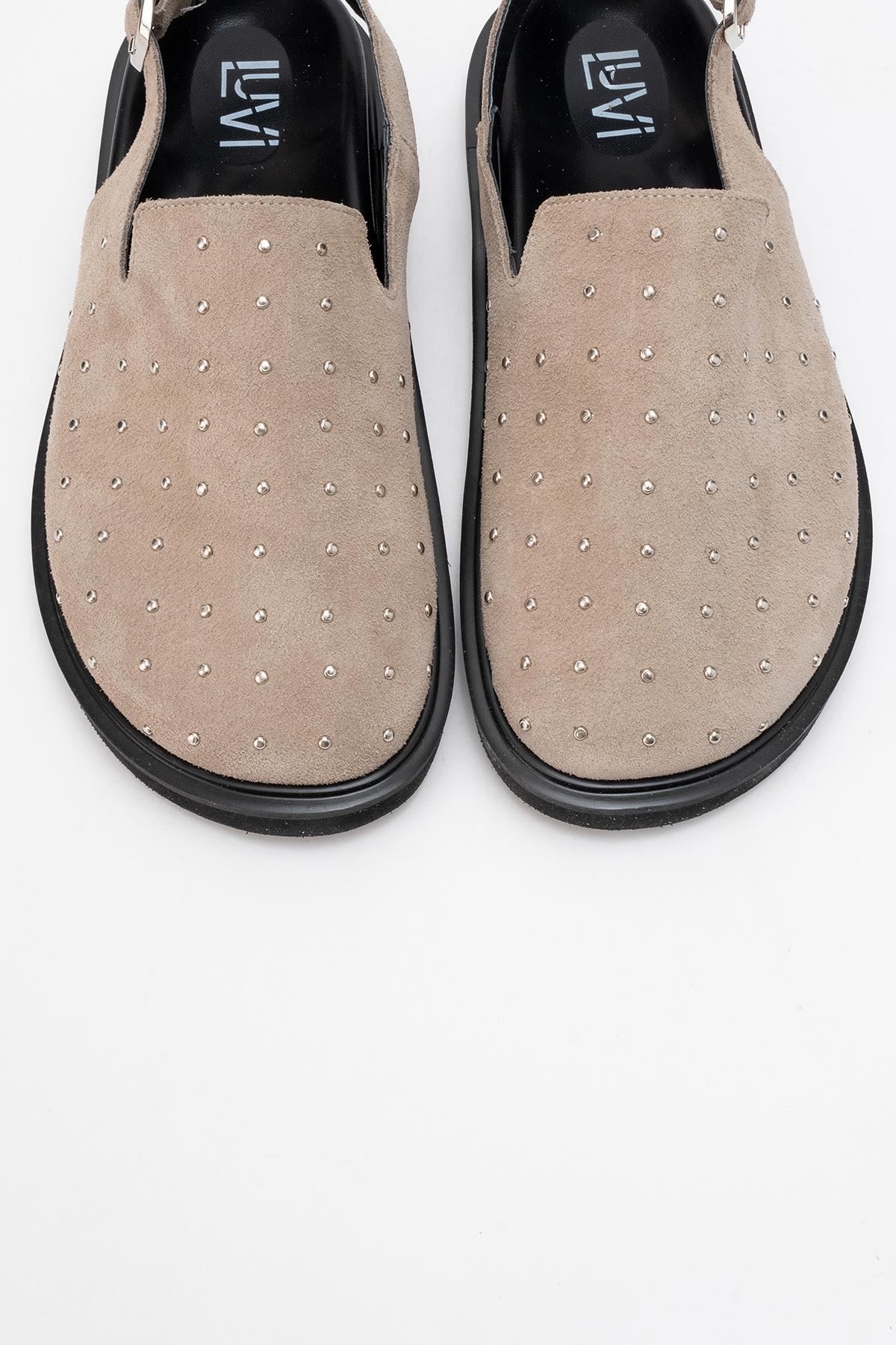Our - Beige suede Leather Clogs – side view showing leather, suede, red, Vowalisse