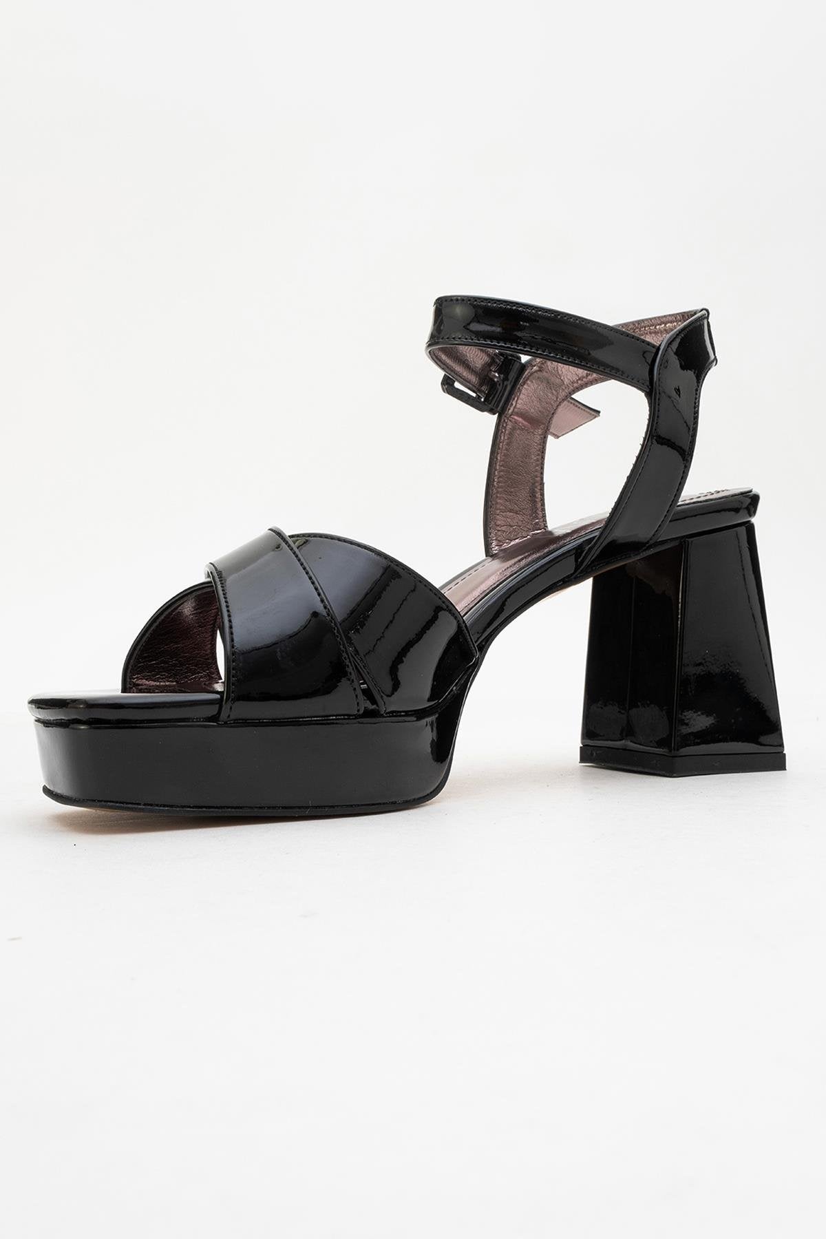 Lisbon - Black Patent Platform Heel Shoe – heel view showing leather, black, Vowalisse
