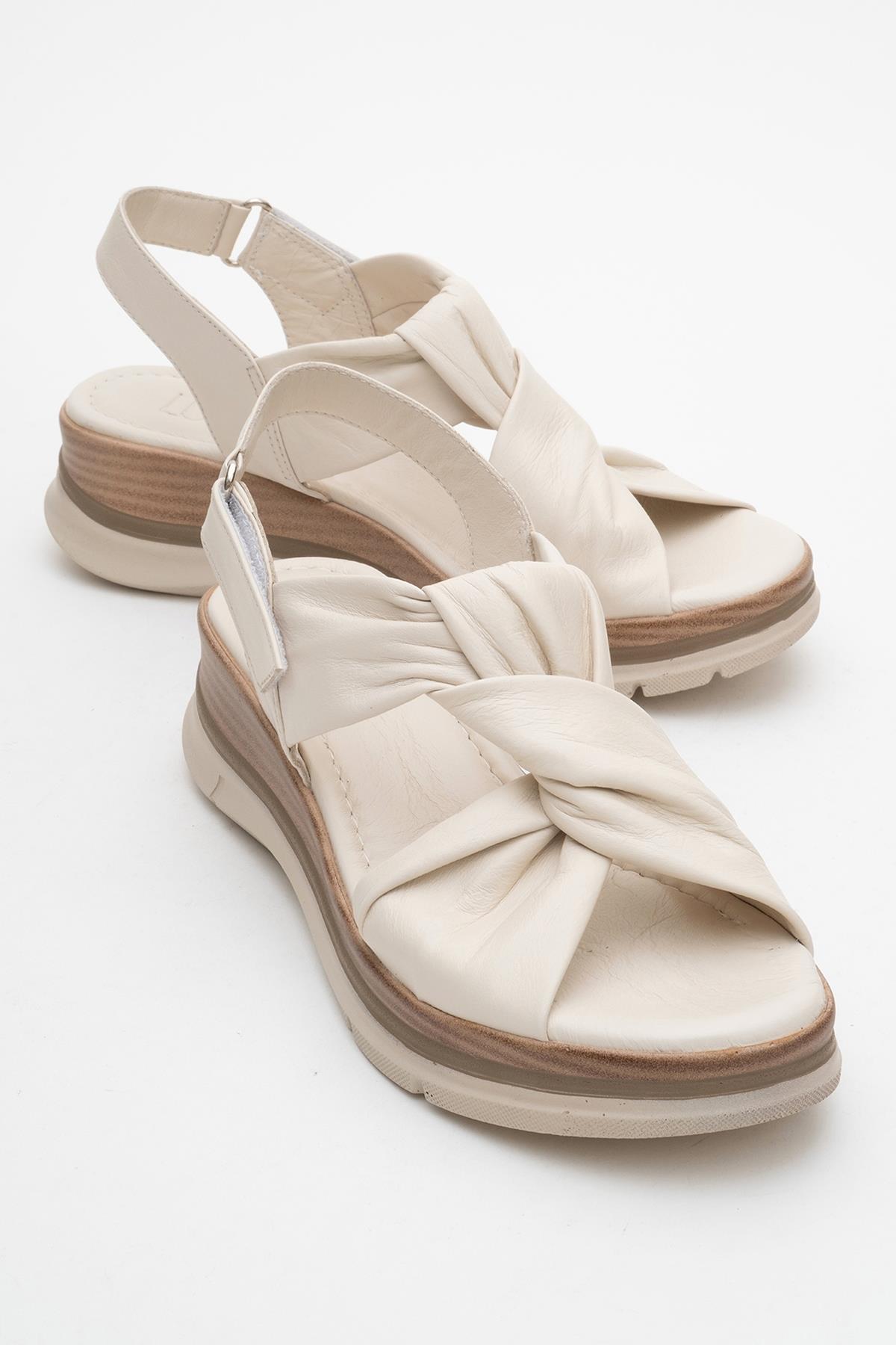 Oara - Beige Leather Sandal – front three-quarter view showing leather, Vowalisse