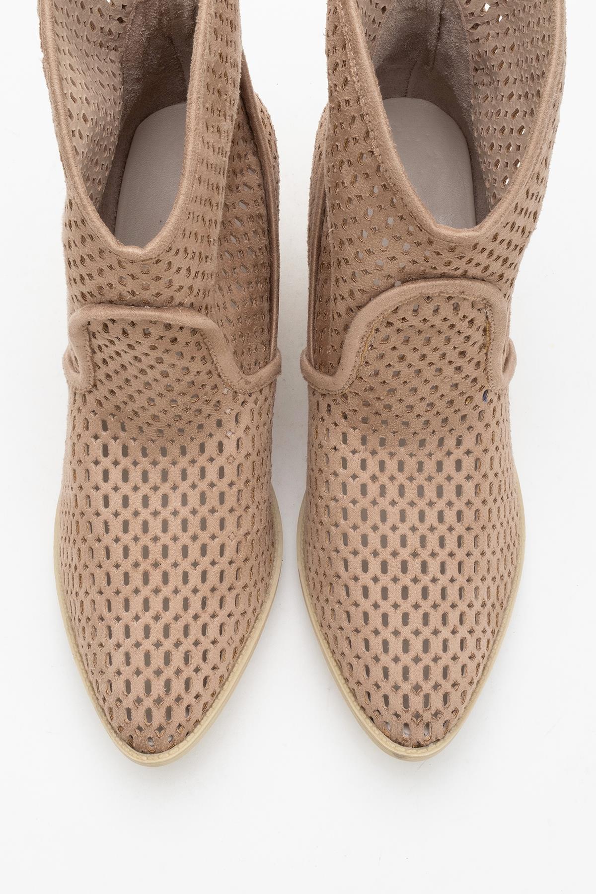Pera Dark Beige Block Heel Boot – back view showing leather, Vowalisse