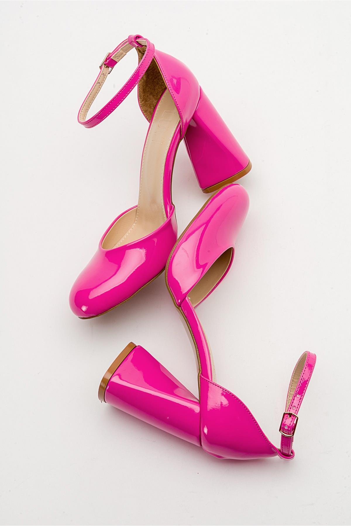 Oslo - Fuchsia Heeled Shoe – detail view showing leather, Vowalisse