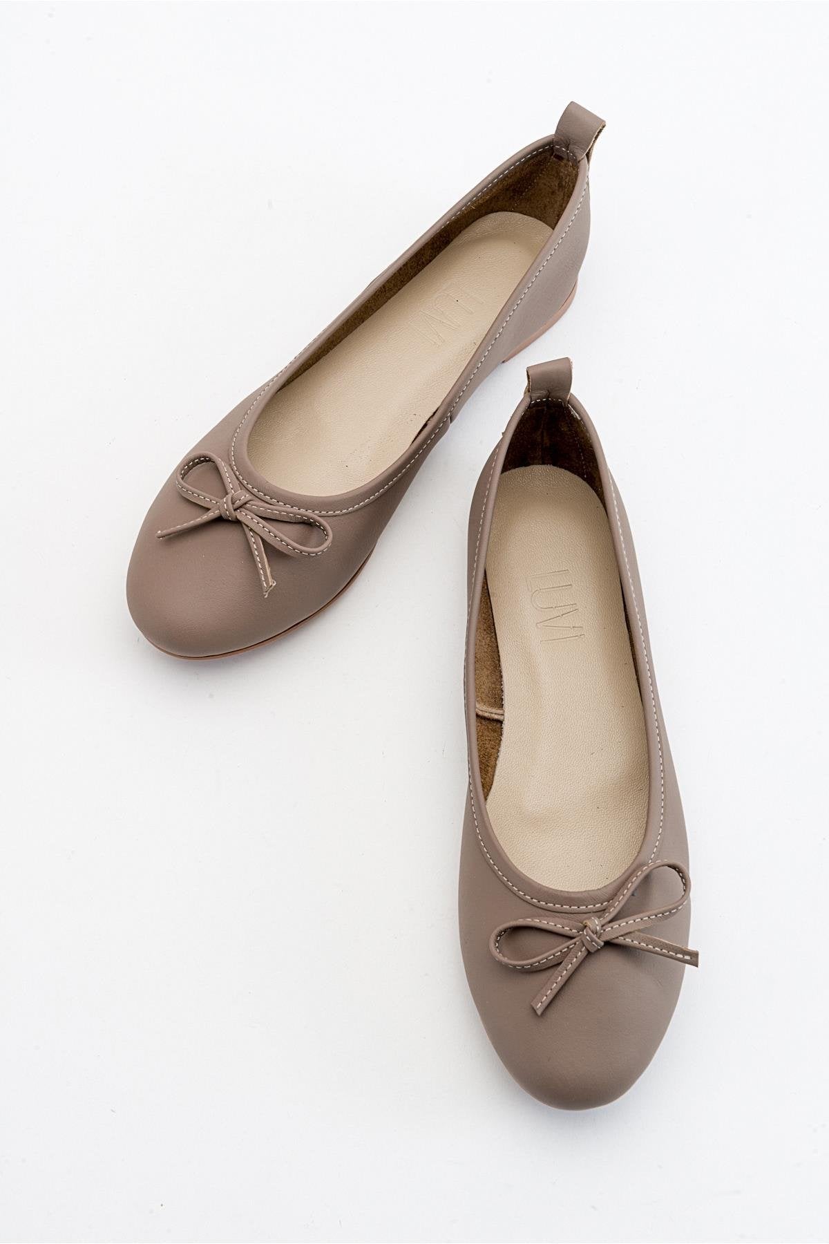 Florence - Light Brown Ballerina Flats – detail view showing bow, leather, suede, Vowalisse