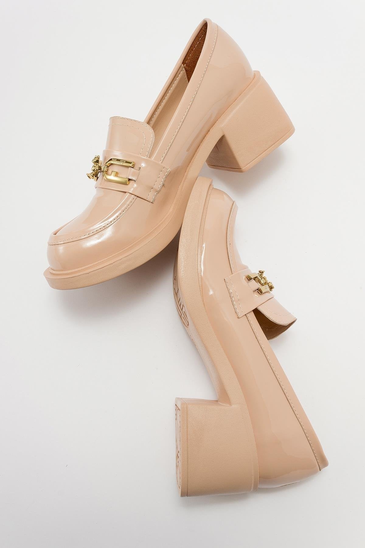 Omera - Beige Patent Shoe – side view showing leather, Vowalisse