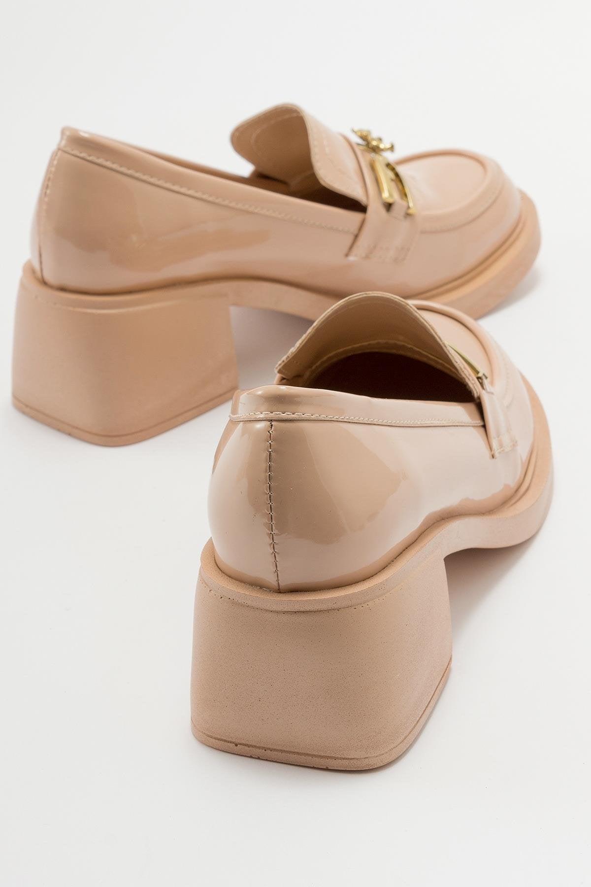 Omera - Beige Patent Shoe – heel view showing leather, Vowalisse