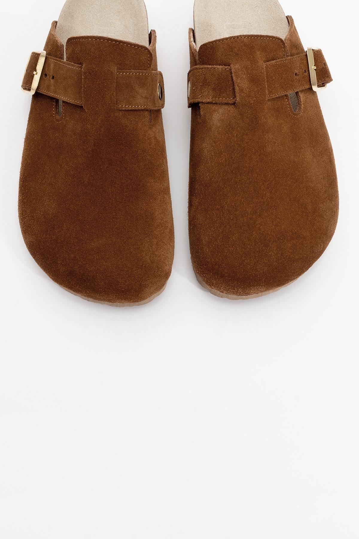 Gons - Cognac Brown Suede Leather Clogs – side view showing leather, suede, red, Vowalisse