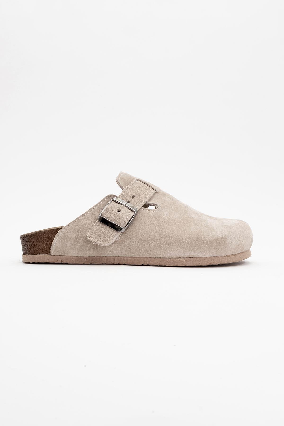 Gons - Beige Suede Leather Clogs – heel view showing leather, suede, red, Vowalisse