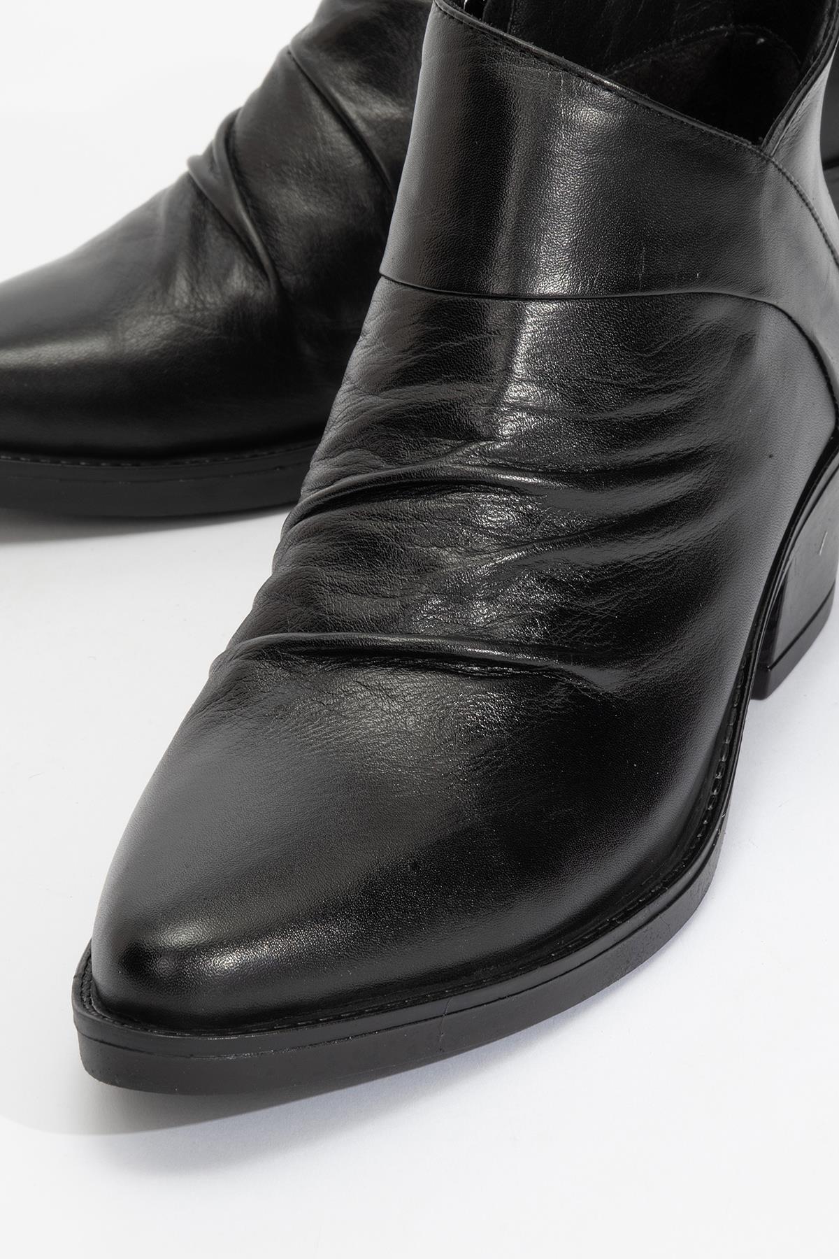 Rule - Black Genuine Leather Block Heel Boot – detail view showing leather, black, Vowalisse