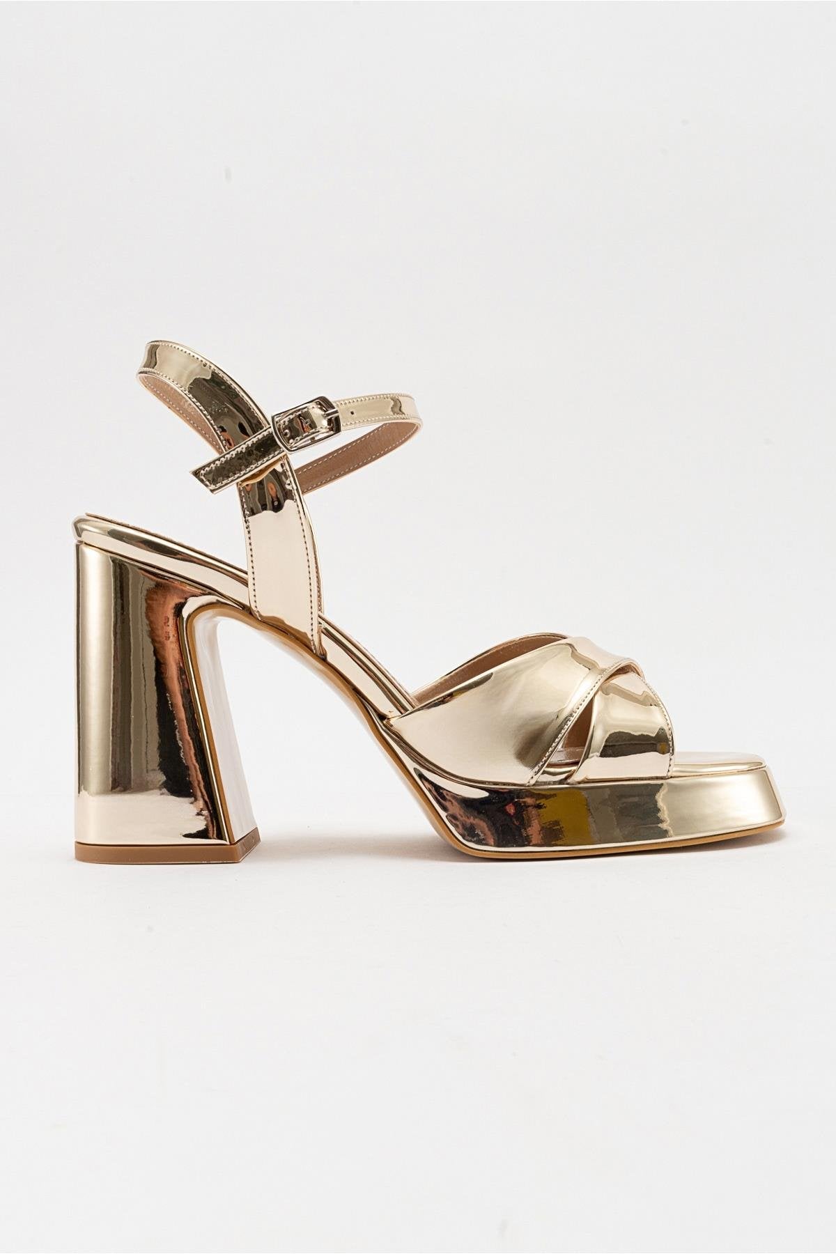 Lello - Gold Platform Heel Shoe – top view showing leather, gold, Vowalisse