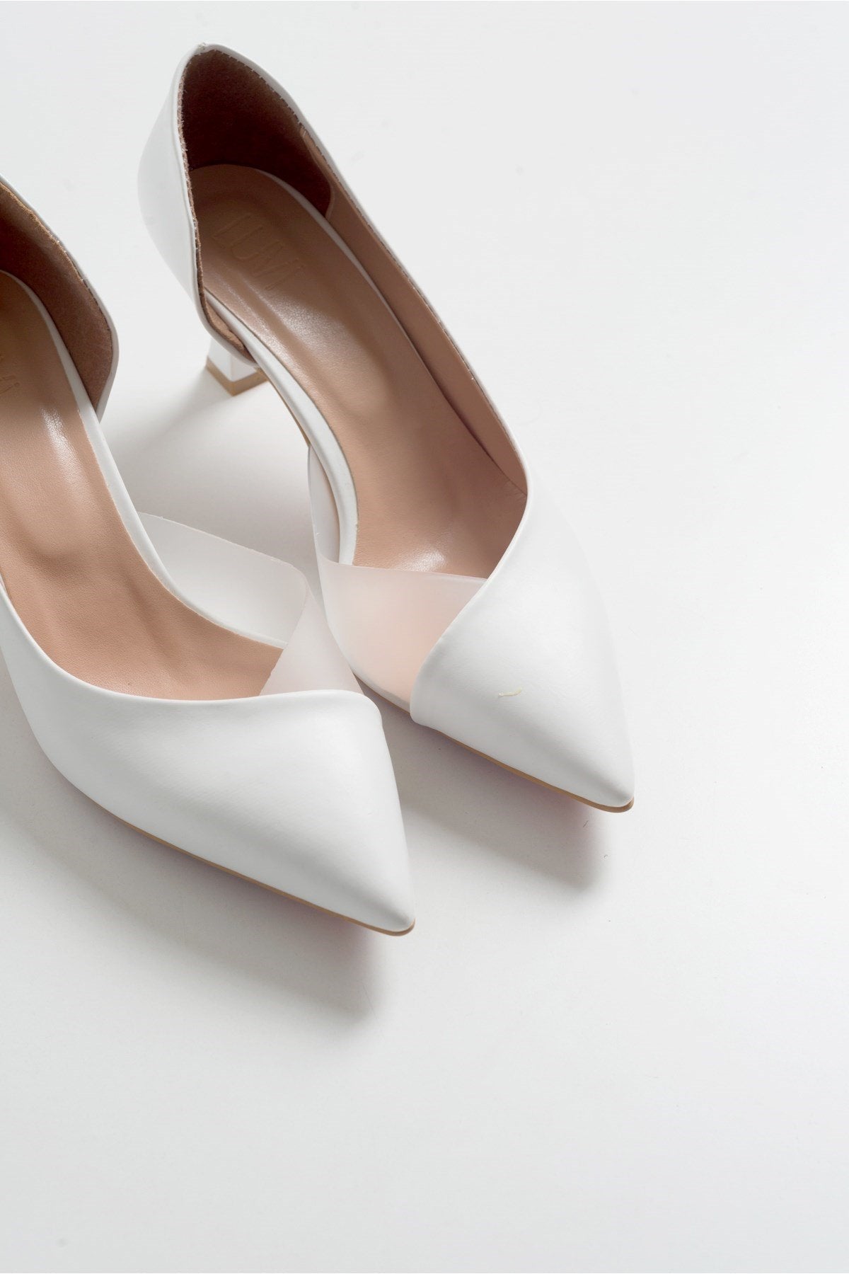 Vera White Pointed Toe Pump – detail view showing leather, white, Vowalisse