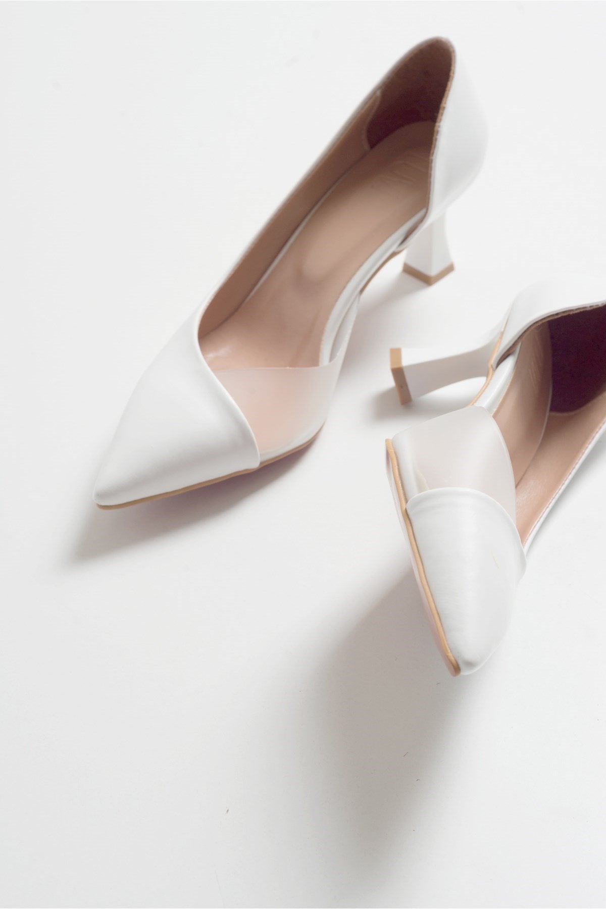 Vera White Pointed Toe Pump – heel view showing leather, white, Vowalisse