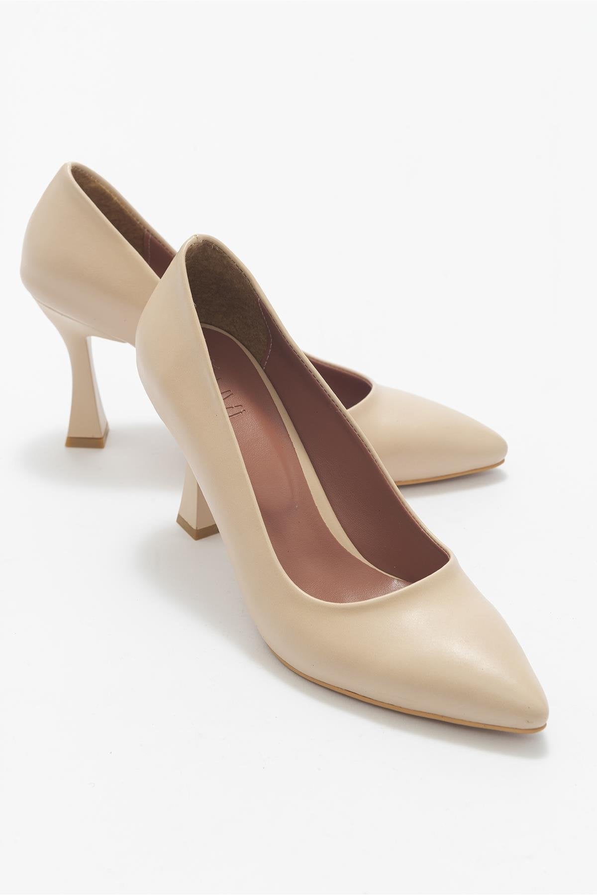 620 - Nude Heeled Shoe – front three-quarter view showing nude, Vowalisse