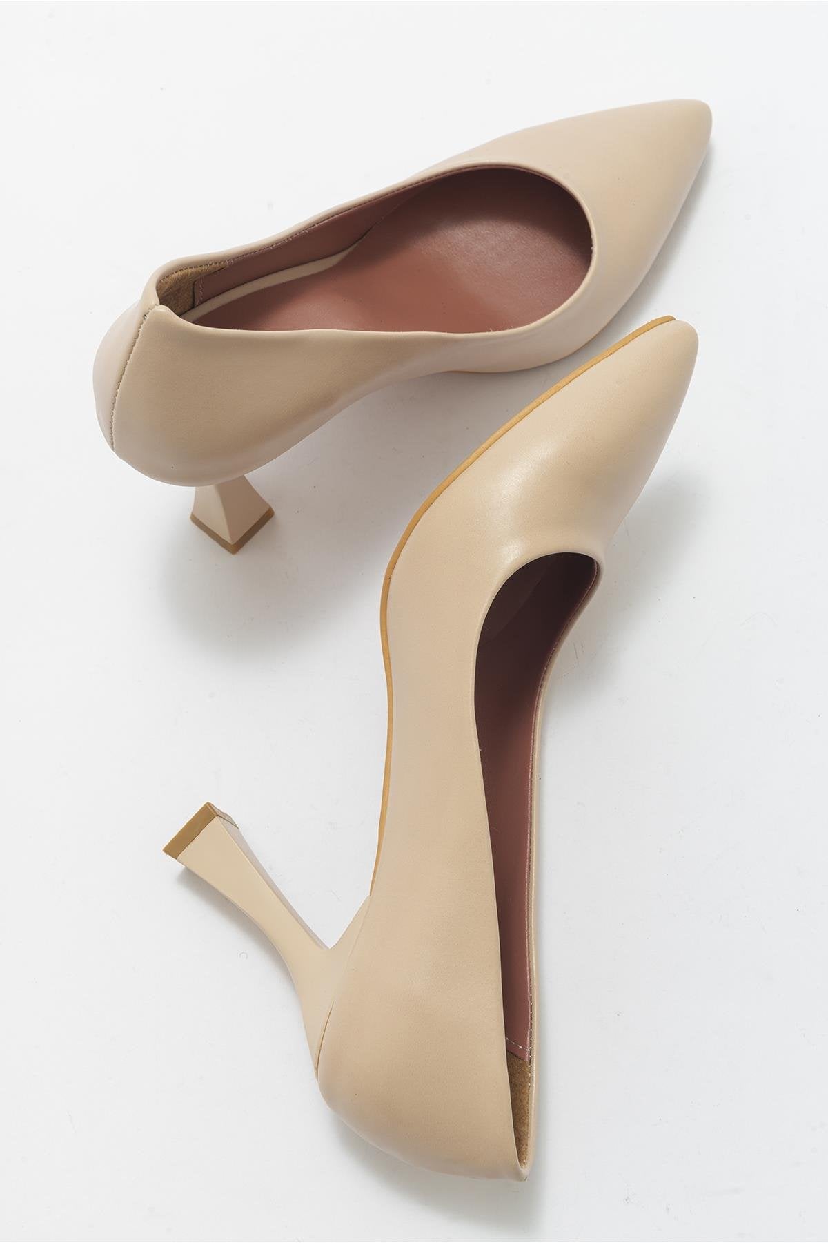 620 - Nude Heeled Shoe – side view showing nude, Vowalisse