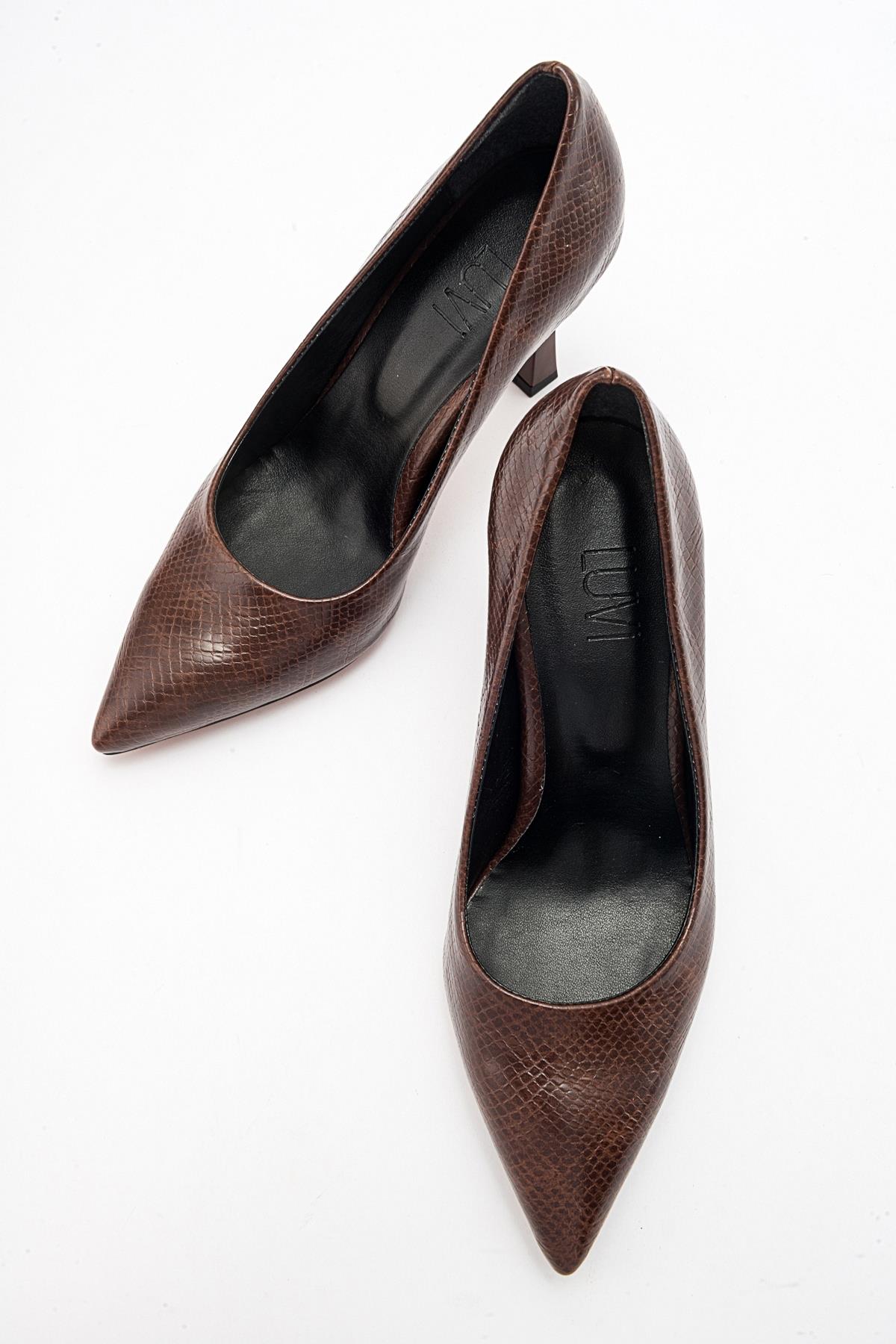 Forest Brown Pointed Toe Pump – detail view showing leather, Vowalisse
