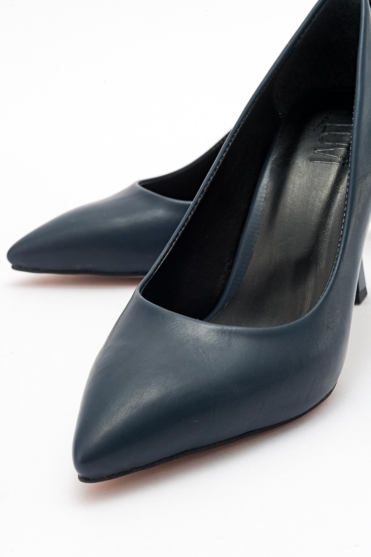 Forest Navy Cilt Pointed Toe Pump – detail view showing leather, Vowalisse
