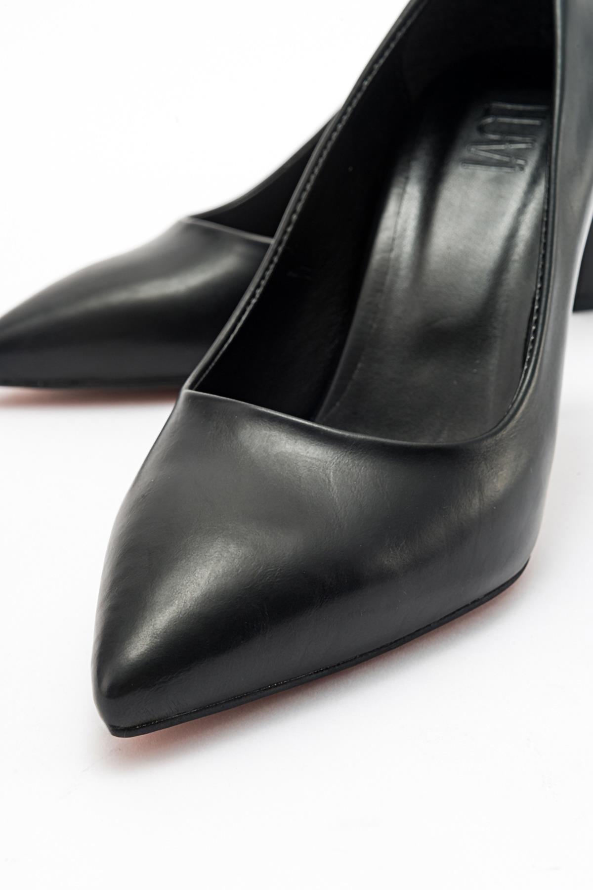 Forest Black Cilt Pointed Toe Pump – heel view showing leather, black, Vowalisse