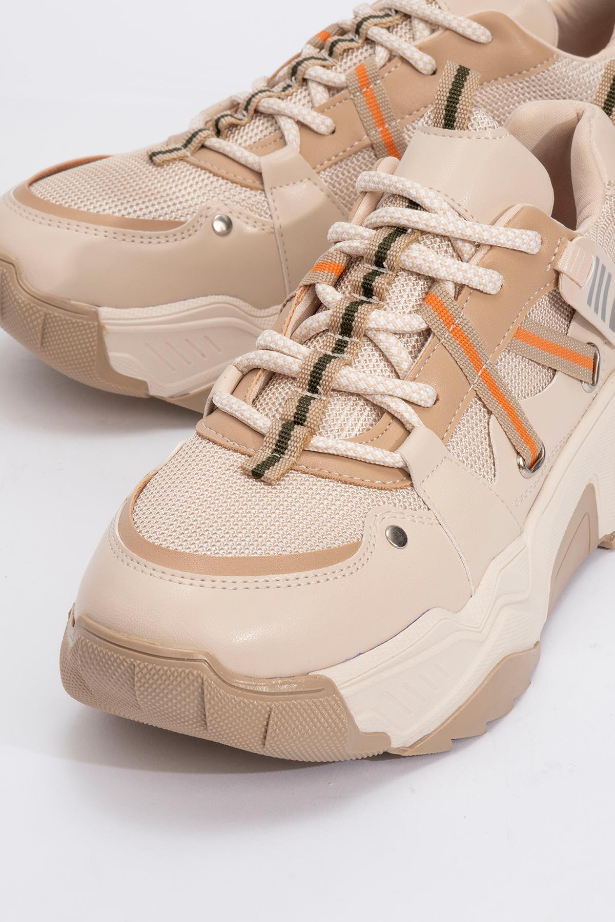 Maggie - Beige Sneakers – detail view showing leather, Vowalisse