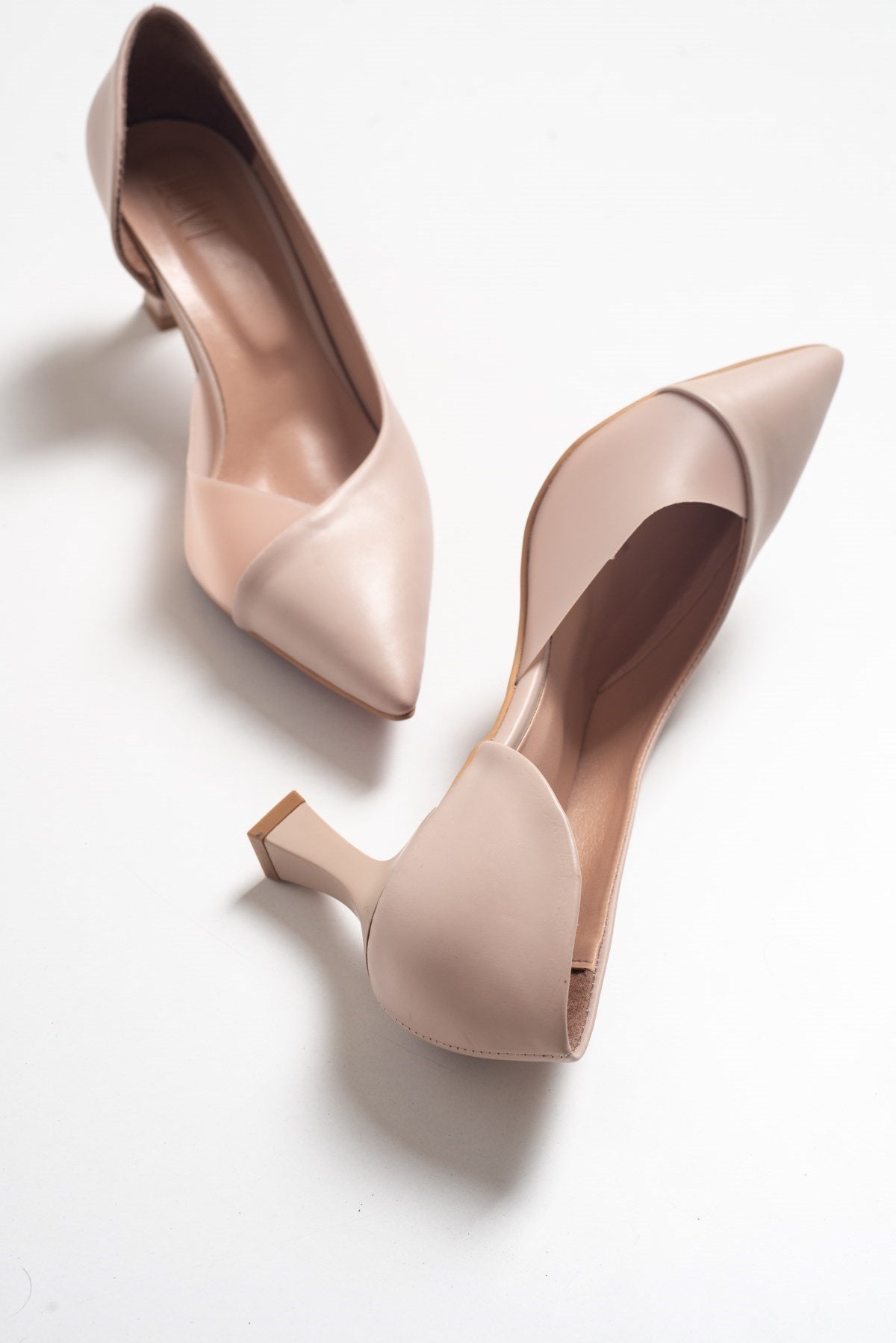 Vera Tan Pointed Toe Pump – front three-quarter view showing leather, Vowalisse
