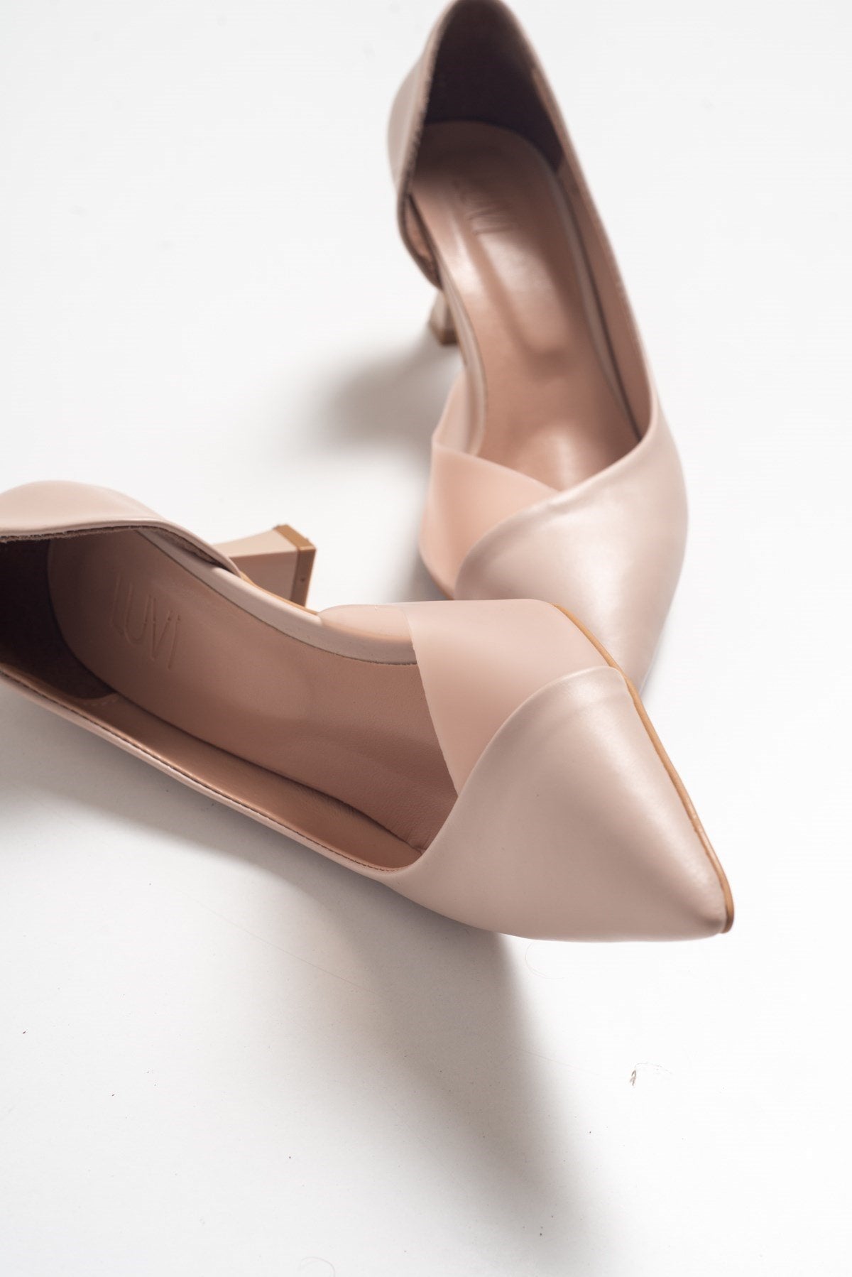 Vera Tan Pointed Toe Pump – detail view showing leather, Vowalisse