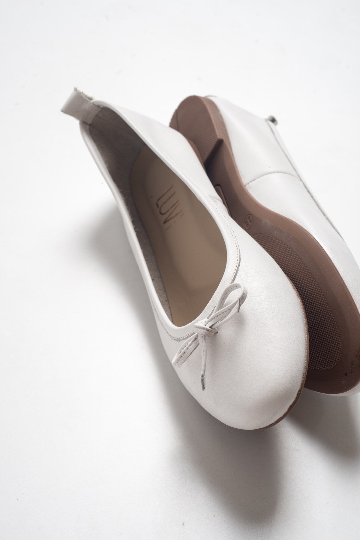 01 - White Genuine Leather Ballet Flat – detail view showing leather, white, Vowalisse