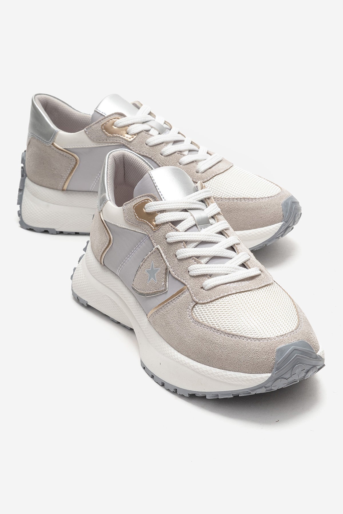 Biella - Off-White Sneaker – front three-quarter view showing leather, white, Vowalisse