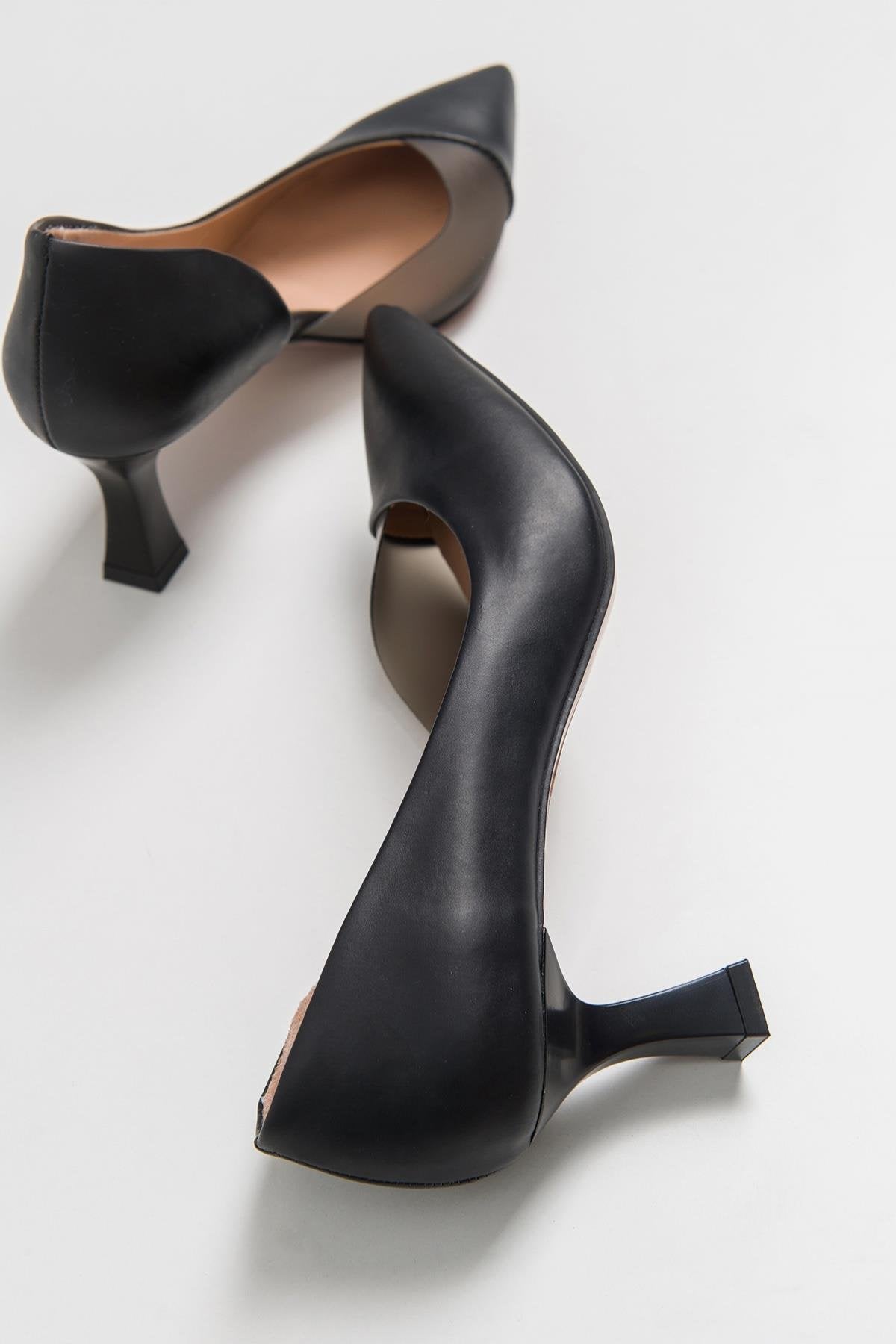 Vera Black Pointed Toe Pump – detail view showing leather, black, Vowalisse