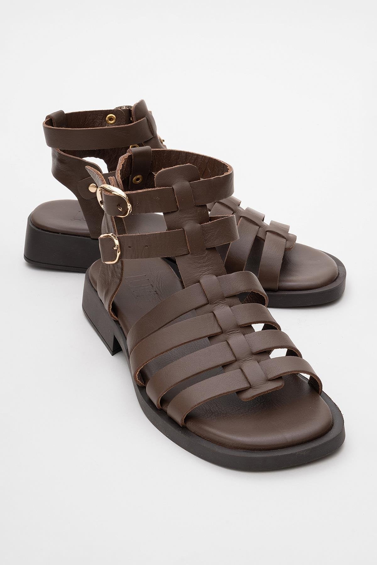 Frade - Brown Leather Sandal – front three-quarter view showing leather, Vowalisse