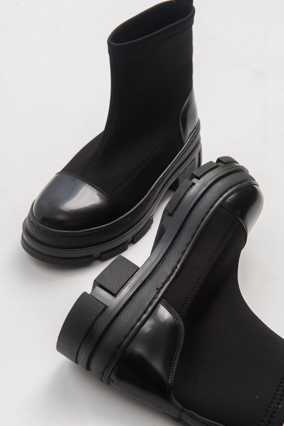 Bendis - Black Scuba Boot – front three-quarter view showing leather, black, red, Vowalisse