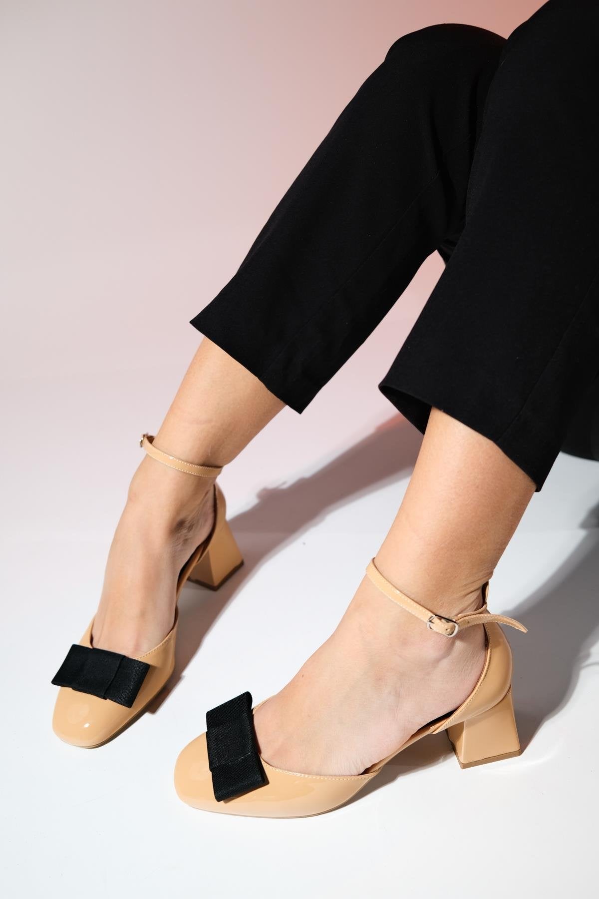 Brit - Taupe Patent Bow Block Heel Pump – front three-quarter view showing bow, leather, Vowalisse