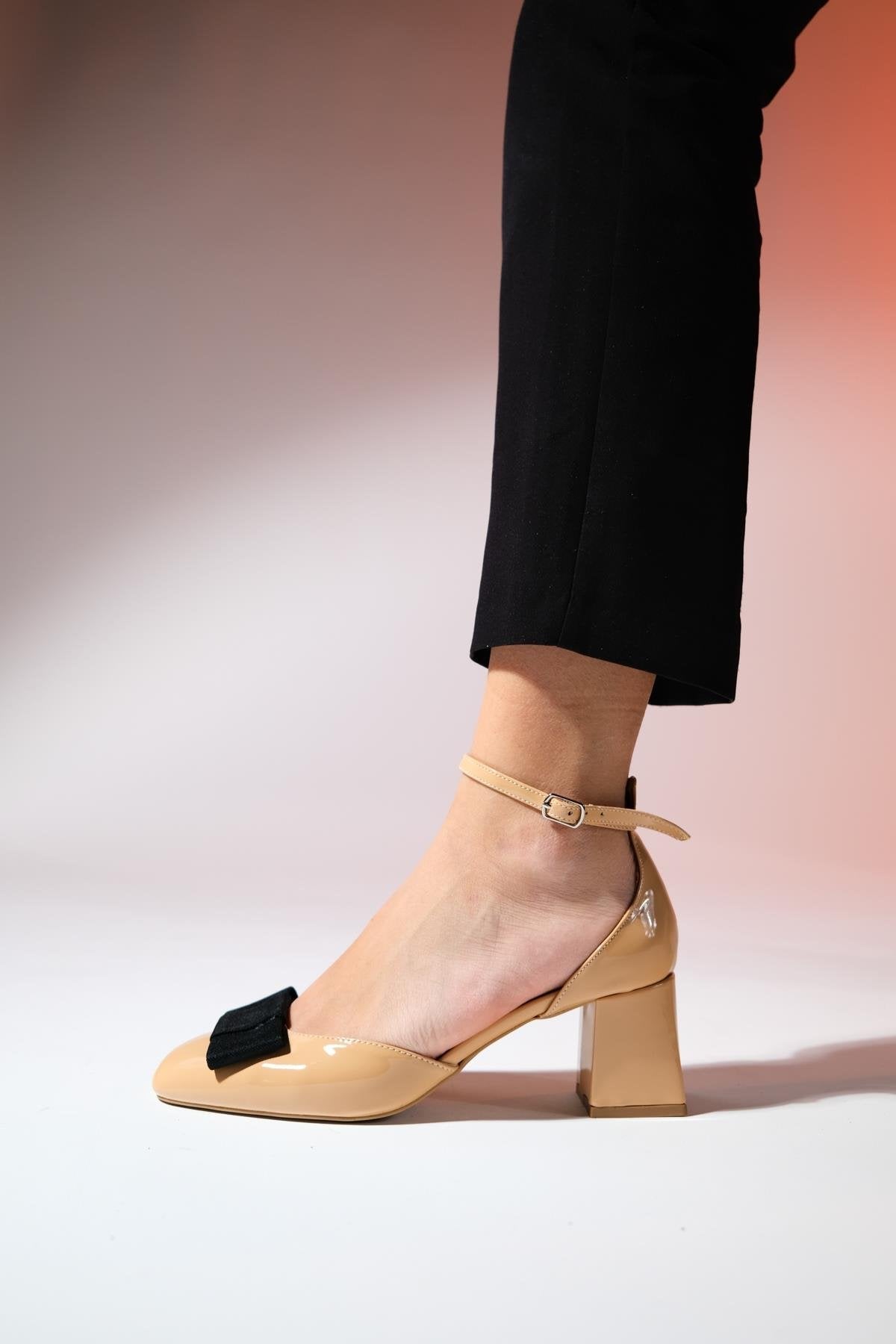 Brit - Taupe Patent Bow Block Heel Pump – heel view showing bow, leather, Vowalisse
