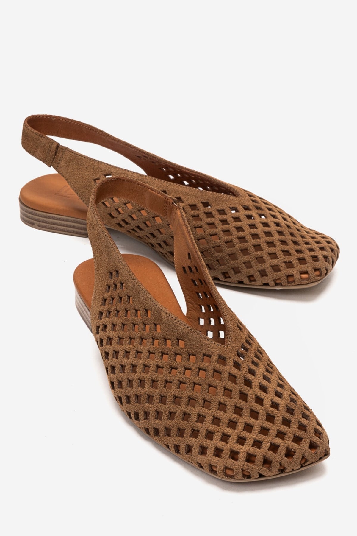 DELIZIA - Camel Genuine Leather Closed-Toe Sandal – front three-quarter view showing leather, suede, Vowalisse