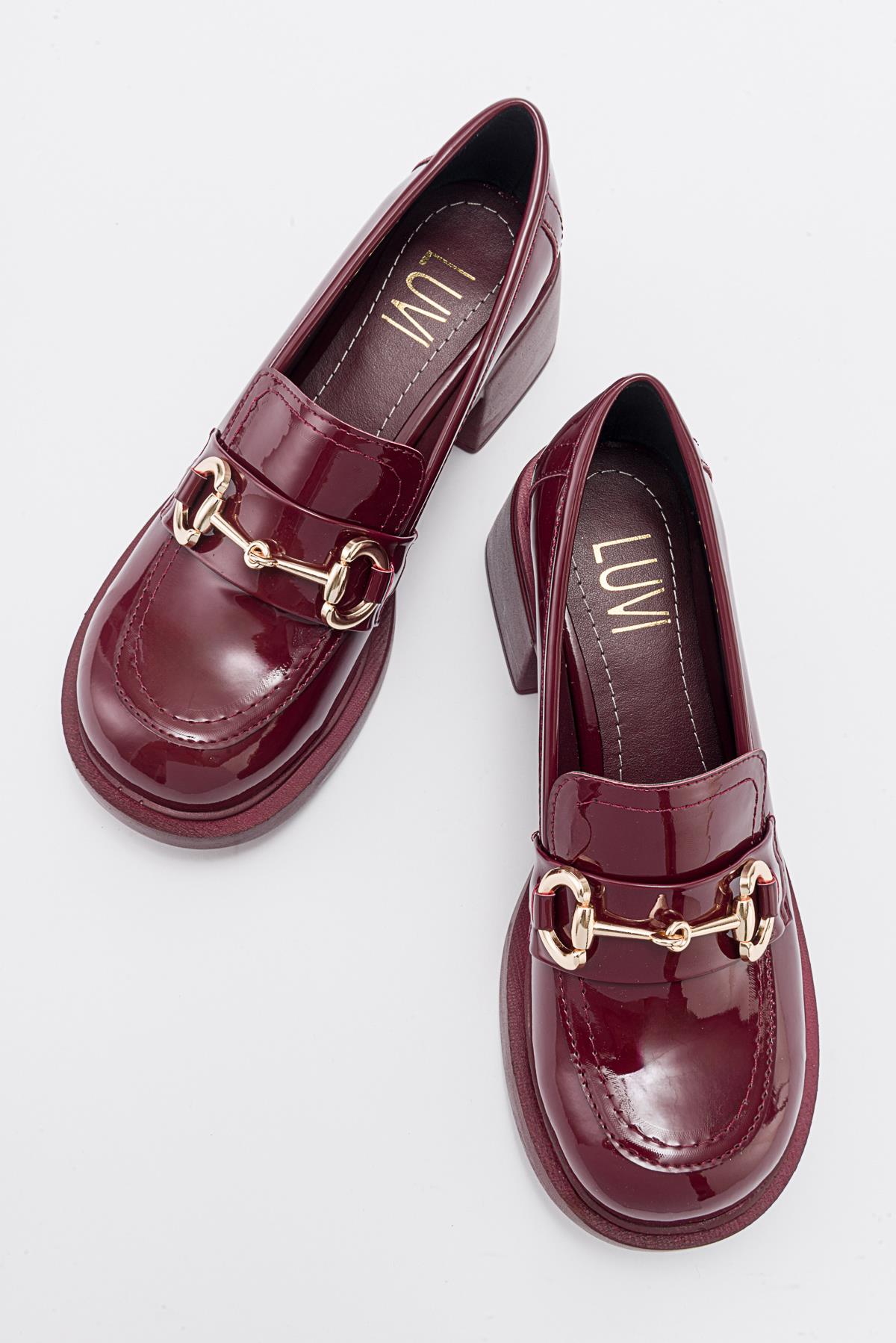 Sono - Burgundy Patent Shoe – side view showing leather, Vowalisse