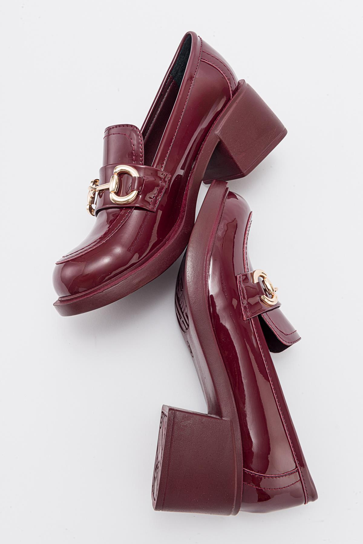 Sono - Burgundy Patent Shoe – detail view showing leather, Vowalisse