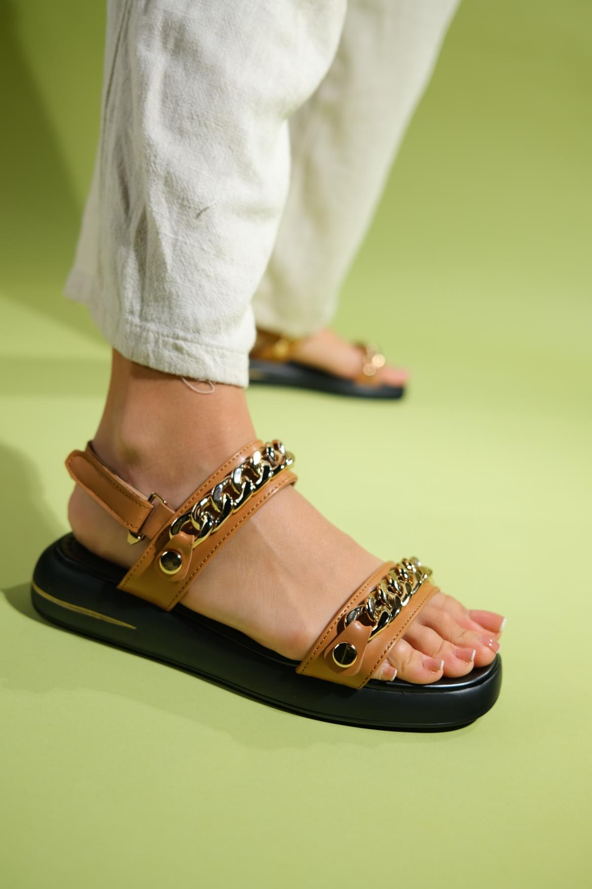 Loket - Cognac Chain-Detail Sandal – heel view showing leather, Vowalisse